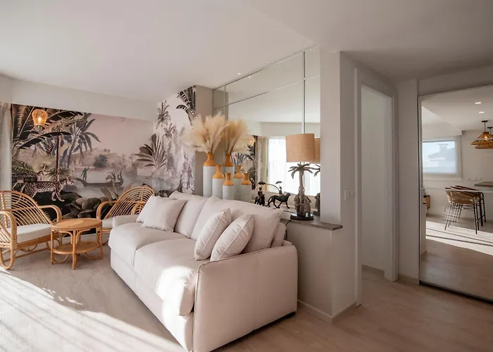 Residence Hoteliere Chambord Au Coeur De Menton - Entierement Renovee