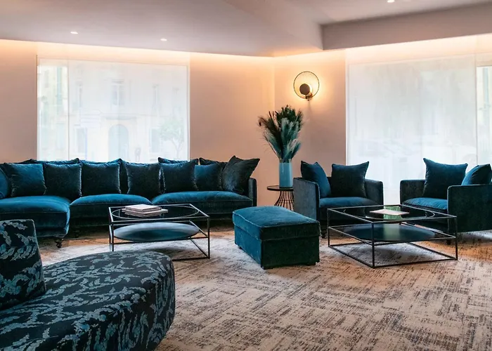 Residence Hoteliere Chambord Au Coeur De Menton - Entierement Renovee